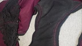 Mi amiga me prest&oacute_ sus calzones usados para masturbarme hasta venirme