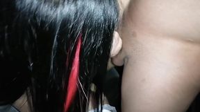 joven y linda chica es grabada atras de un auto &iexcl;