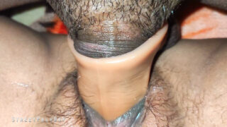 قضيب ضخم يخترق فرج وشرج مراهقة آسيوية ضيقة، ونهداها الصغيران يرتجفان