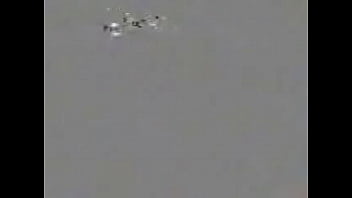 Autom&oacute_vil se coge a medio centro comercial con m&uacute_sica de Mario Kart Wii de fondo.