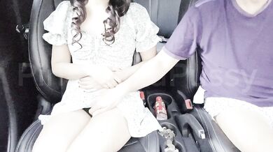 Pinay big boobs car blowjob before New Year’s Eve almost caught
