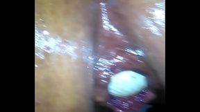 Se mete una pelotita de golf en el amo