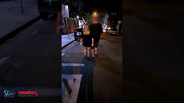 A Sra. Moema dando uns beijos no seguidor no meio do barzinho equanto o corno foi no banheiro!