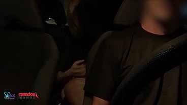 A Sra. Moema dando uns beijos no seguidor no meio do barzinho equanto o corno foi no banheiro!