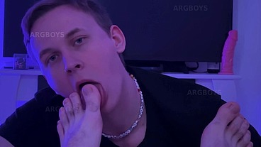 Big Cock Cumshot from Feet Licking