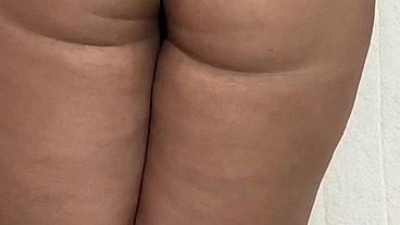 Madrastra Muestra su hermoso culo antes de recibir una buena verga