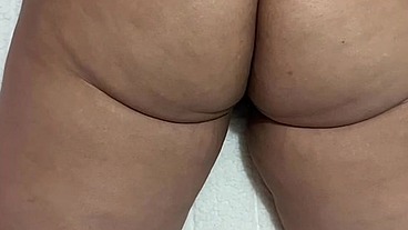 Madrastra Muestra su hermoso culo antes de recibir una buena verga