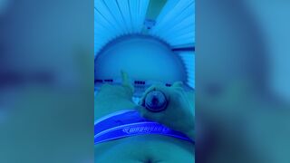 Jacking off in sunbed