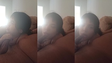 chupando no sofá da sala com meu ursinho de pelúcia do lado 🧸
