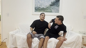 A visita do Novinho dotado rendeu uma foda sem camisinha com gozada dentro
