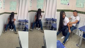 novinha 18 anos gostosa do cabelao esperou a professora sair da sala pra sentar no pau grande e grosso do amigo