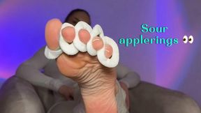 Sour applerings feeding 🍏🦶