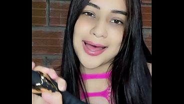 Frotando el cl&iacute_toris y el co&ntilde_o de la hermanastra hasta el orgasmo