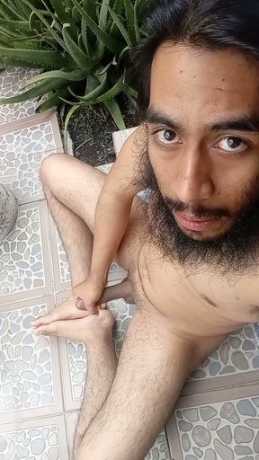 V&iacute;ctor Rojas outdoors