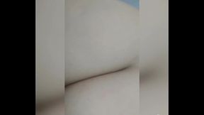 Meu marido colocando no meu cuzinho