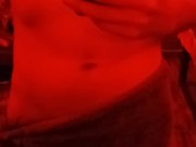 Saliendo de la ducha juego con mi polla frente al espejo