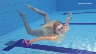 Hot Elena shows what she can do under water