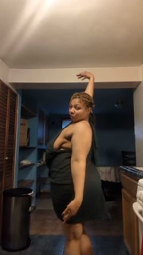 Onlyfans Model teases you 🖤🤤