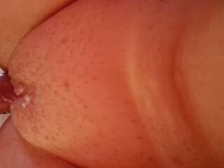 Me come las tetas,le chupo la polla,me folla duro de cuatro patas y se corre encima de mi coño ????????