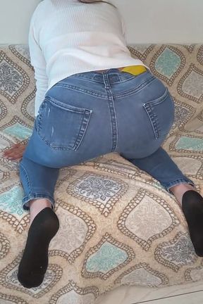 Stinky Farting Queen in Tight Blue Jeans