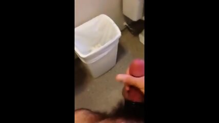 Osazo barbudo se pajea en wc publico