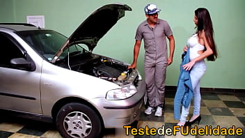 Patroa pagou seu mecanico com um bom sexo