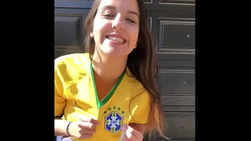 Novinha muito gostosa de shortinho curto usando a camisa da Sele&ccedil_&atilde_o Brasileira