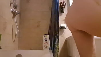 Beautiful Italian hairy pussy pissing in the shower