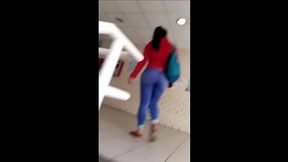 siguiendo a universitaria culona