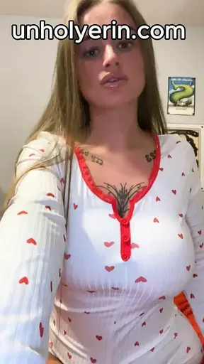 Tattooed goth slut fingers deep and body trembling on cam