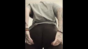 Lilith Jane Twerks in Leggings