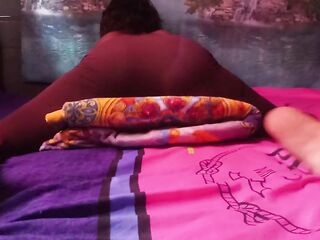 AMATEUR DRY HUMPING DAYBED CUNT SHOW????
