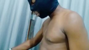 invadiu a casa da travesti rabuda cavala e roubou o cuzinho dela