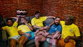 ORGIA ENTRE TORCEDORES QUE ASSISTIAM JOGO NA TV, SEXO, SUOR E LEITE.