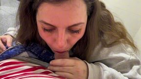 la chica de limpieza me pillo tocandome y me dio una mamada