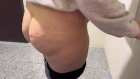 la chica de limpieza me pillo tocandome y me dio una mamada