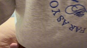 la chica de limpieza me pillo tocandome y me dio una mamada