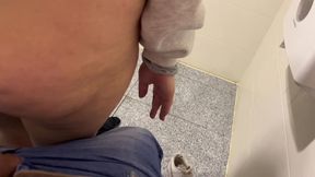 la chica de limpieza me pillo tocandome y me dio una mamada