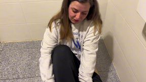 la chica de limpieza me pillo tocandome y me dio una mamada