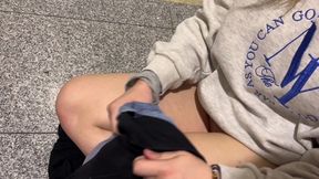 la chica de limpieza me pillo tocandome y me dio una mamada