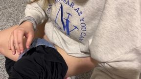 la chica de limpieza me pillo tocandome y me dio una mamada