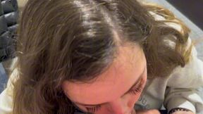 la chica de limpieza me pillo tocandome y me dio una mamada