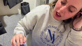 la chica de limpieza me pillo tocandome y me dio una mamada