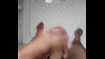 Tocandome la verga en la ducha