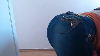 Olha como eu tiro e coloco minha cal&ccedil_a jeans . Bundao Gigante fica justinho - Inscreva-se em meu canal e veja videos completos - Participe dos meus V&iacute_deos