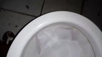 Batendo uma no banheiro