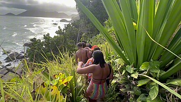 Putaria na praia de nudismo com as gostosas