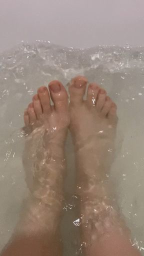 I'm washing my sloppy feet 💦💦