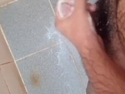 Me masturbo en la ducha antes de que mi madre me descubra