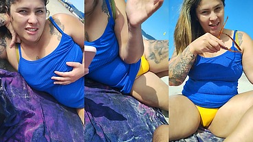 Ruiva casada se exibindo na praia